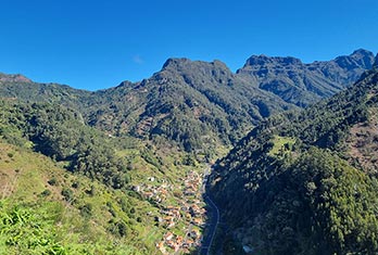 La vallée de Serra D'Água et les montagnes environnantes